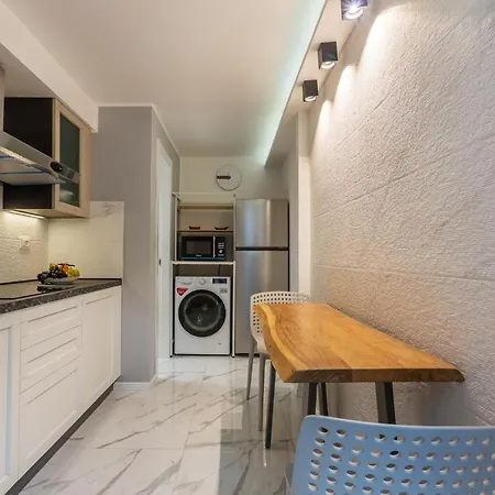Guesthost - Mini Loft San Carlo A 5 Min Da Mambo Apartment Bologna